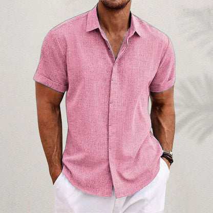 Herrenhemd in Rosa, kurzärmelig, aus Leinenstoff, lässiger Stil, ideal für Sommermode. Perfekt kombiniert mit weißen Hosen.
