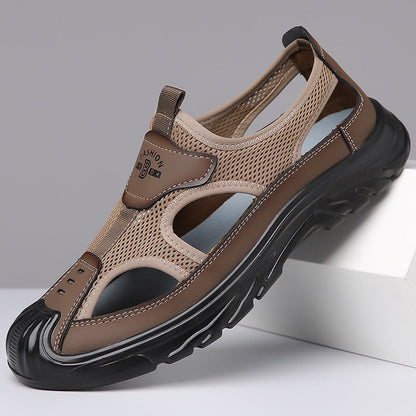 Brauner Herren-Sportsandale mit Mesh-Obermaterial und rutschfester Sohle, ideal für Outdoor-Aktivitäten. Bequeme und atmungsaktive Sommerschuhe.