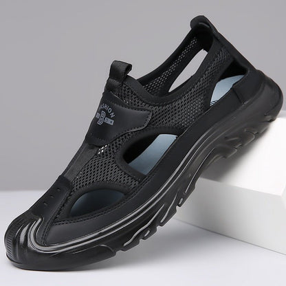 Schwarze Herren-Sandale mit atmungsaktivem Mesh-Design, rutschfester Sohle und modernem Look. Ideal für Sommer und Outdoor-Aktivitäten.
