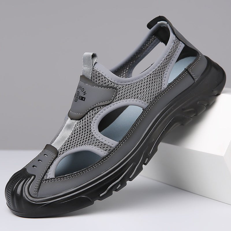 Grauer Herren-Sportsandale mit Mesh-Obermaterial, rutschfester Sohle und modernem Design. Ideal für Outdoor-Aktivitäten und Sommermode.