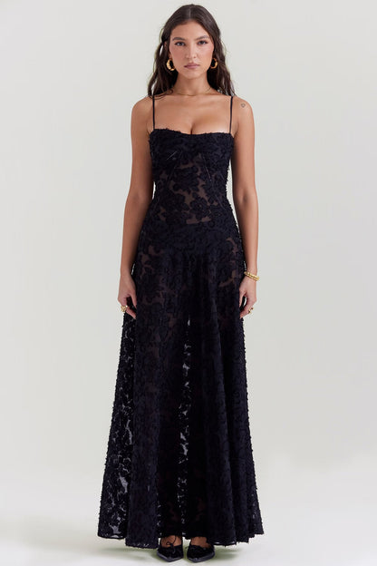 Frau in elegantem, schwarzem Spitzenkleid mit Spaghettiträgern, bodenlang. Perfekt für Abendmode, formelle Anlässe, stilvoller Look.