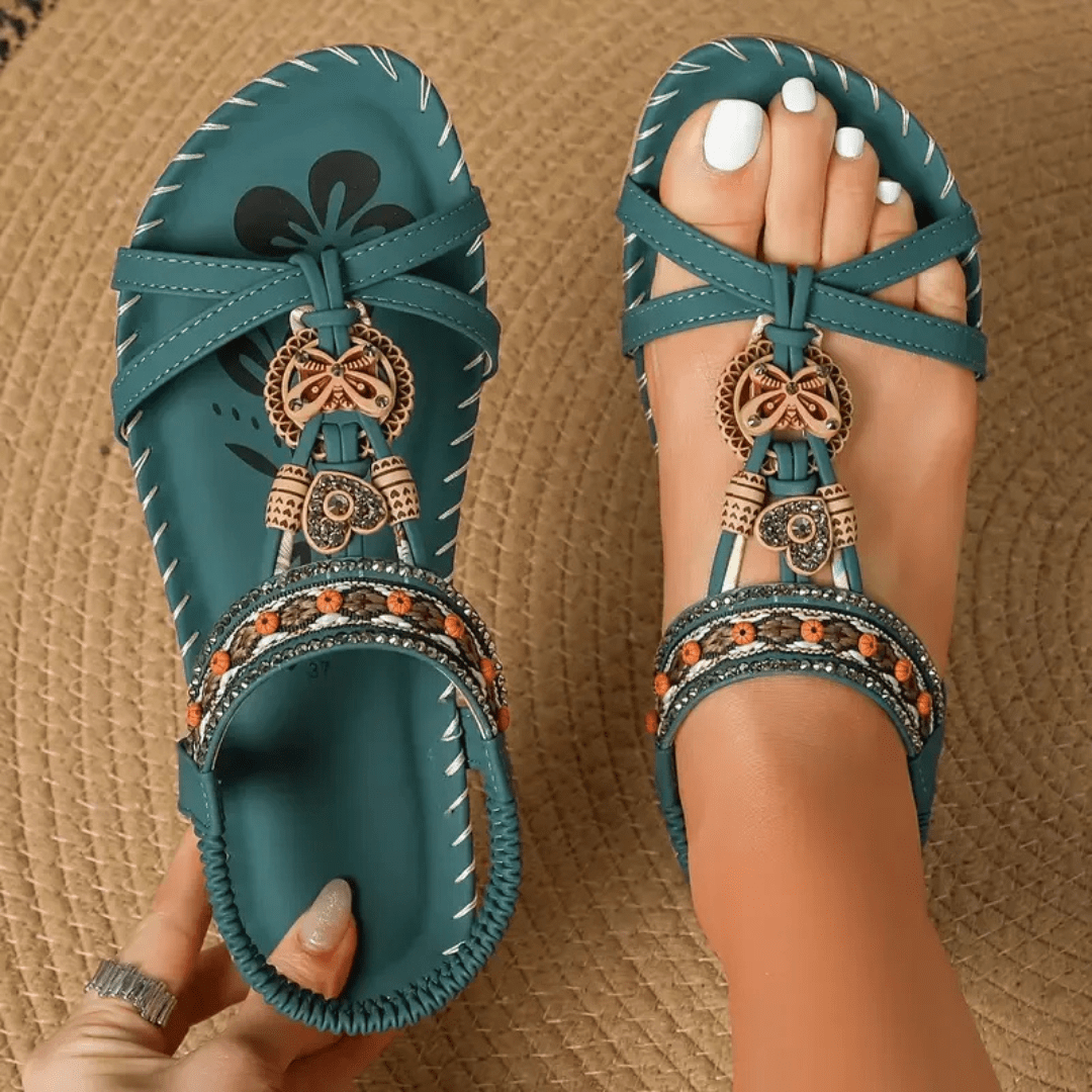 Damen Sandalen in Türkis mit ethnischen Verzierungen, Blumenmuster und Zehenschlaufen. Perfekt für Sommermode und Strandoutfits.