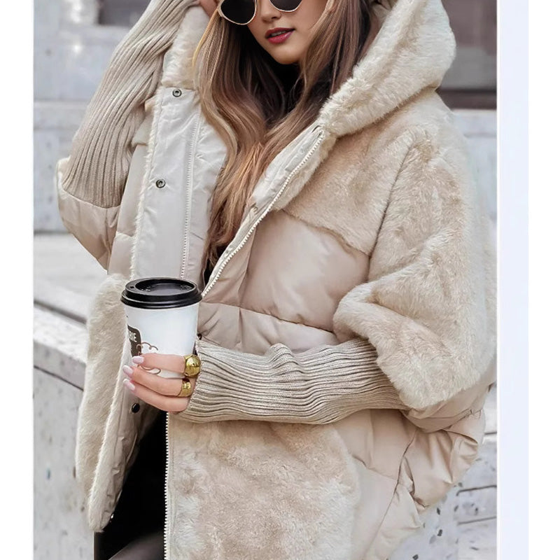 Frau in beiger Winterjacke mit Kapuze, hält Kaffeebecher, trägt Sonnenbrille. Modetrend, Wintermode, stilvolle Damenbekleidung.