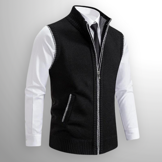 Schwarze Strickweste mit Reißverschluss über weißem Hemd und Krawatte, eleganter Herren-Look, modische Business-Kleidung, stilvoll und zeitlos.