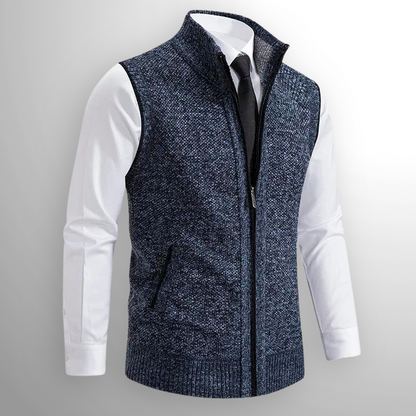 Dunkelblauer Herrenstrickweste mit Reißverschluss, über weißem Hemd und schwarzer Krawatte. Elegante, modische Herrenbekleidung.