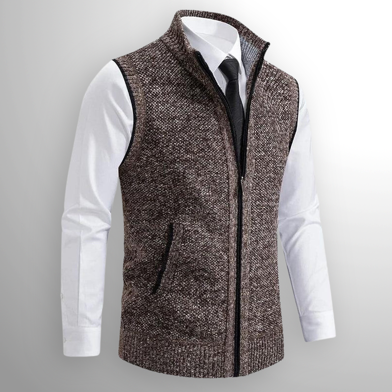 Braune Strickweste mit Reißverschluss über weißem Hemd und schwarzer Krawatte, eleganter Herren-Look, ideal für Business- und Freizeitkleidung.