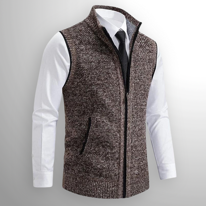 Braune Strickweste mit Reißverschluss über weißem Hemd und schwarzer Krawatte, eleganter Herren-Look, ideal für Business- und Freizeitkleidung.