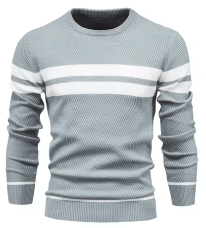 Grauer Herrenpullover mit weißen Streifen, Rundhalsausschnitt und langen Ärmeln. Modischer Strickpullover für Herbst und Winter.