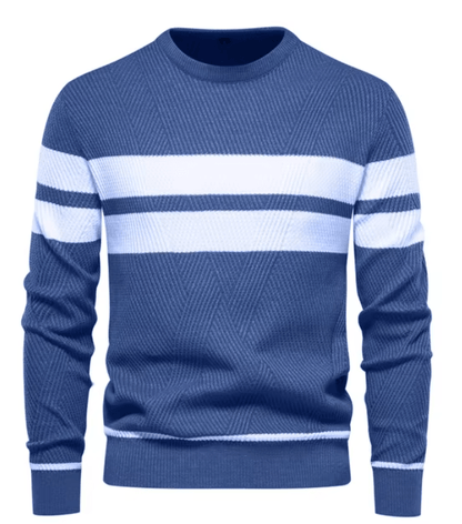 Blauer Herrenpullover mit weißen Streifen, Rundhalsausschnitt, gestricktes Design. Modischer Strickpullover für Herbst und Winter.