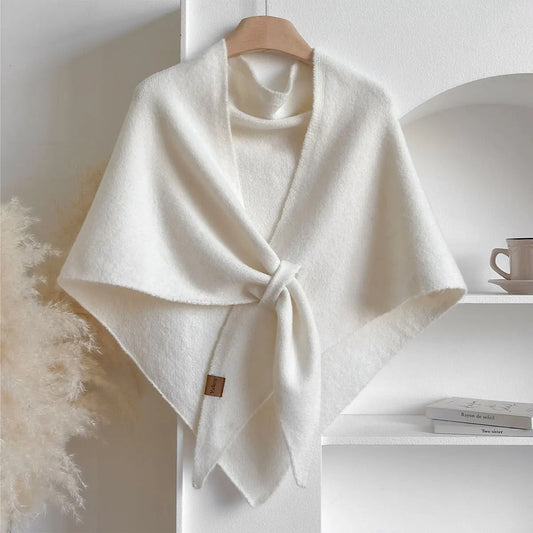 Eleganter weißer Wollschal auf Kleiderbügel, drapiert vor minimalistischem Hintergrund. Perfekt für Herbstmode, Damenaccessoires, stilvoller Look.