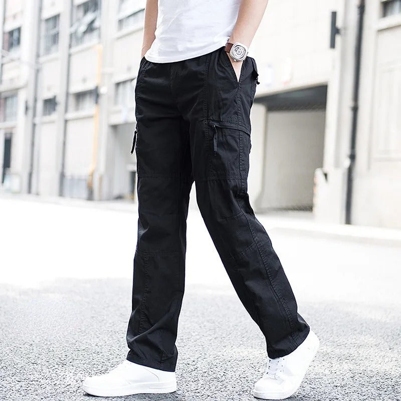 Schwarze Cargo-Hose für Herren, lässig und modern, kombiniert mit weißen Sneakers und weißem T-Shirt, ideal für urbanen Streetstyle.