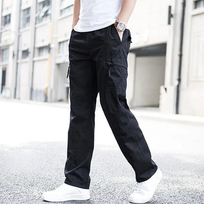 Schwarze Cargo-Hose für Herren, lässig und modern, kombiniert mit weißen Sneakers und weißem T-Shirt, ideal für urbanen Streetstyle.