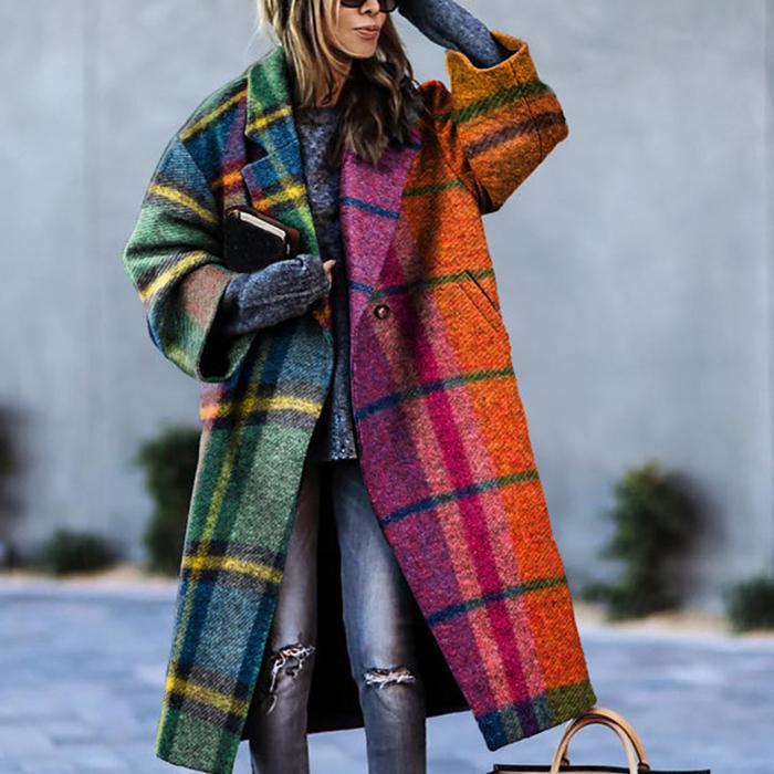 Frau in buntem Karomantel, hält Buch, trägt grauen Pullover und zerrissene Jeans. Modetrend Herbst, stilvoller Streetstyle, farbenfrohe Kleidung.