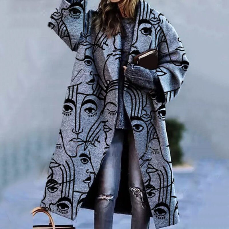 Frau in grauem Mantel mit abstraktem Gesichtsmuster, hält Buch, trägt zerrissene Jeans. Modetrend, Herbstmode, Streetstyle.