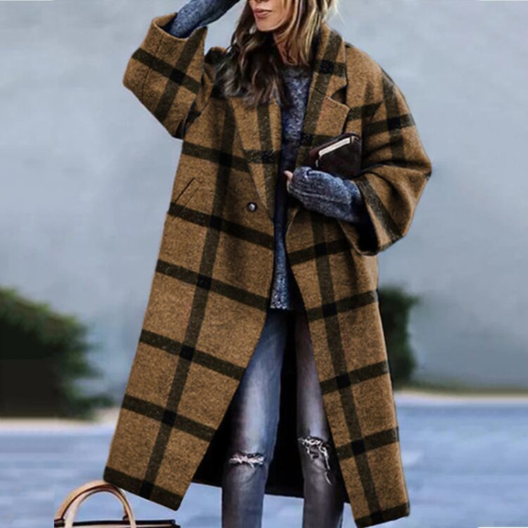 Frau in kariertem Wollmantel, grauem Pullover und zerrissenen Jeans. Modetrend Herbst/Winter, stilvoller Look, Outdoor-Kleidung.
