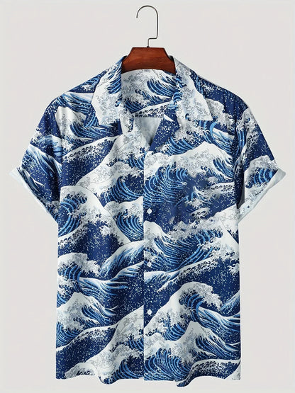 Kurzarmhemd mit blau-weißem Wellenmuster, inspiriert von japanischer Kunst, auf Holzkleiderbügel. Sommermode, Herrenhemd, maritimes Design.