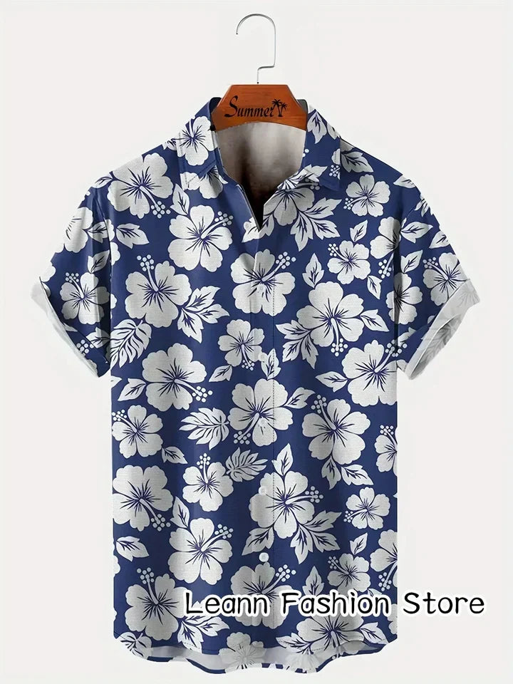 Blaues Hawaii-Hemd mit weißen Blumenmuster, kurzärmelig, aus Baumwolle, ideal für Sommermode. Hängend auf einem Kleiderbügel.