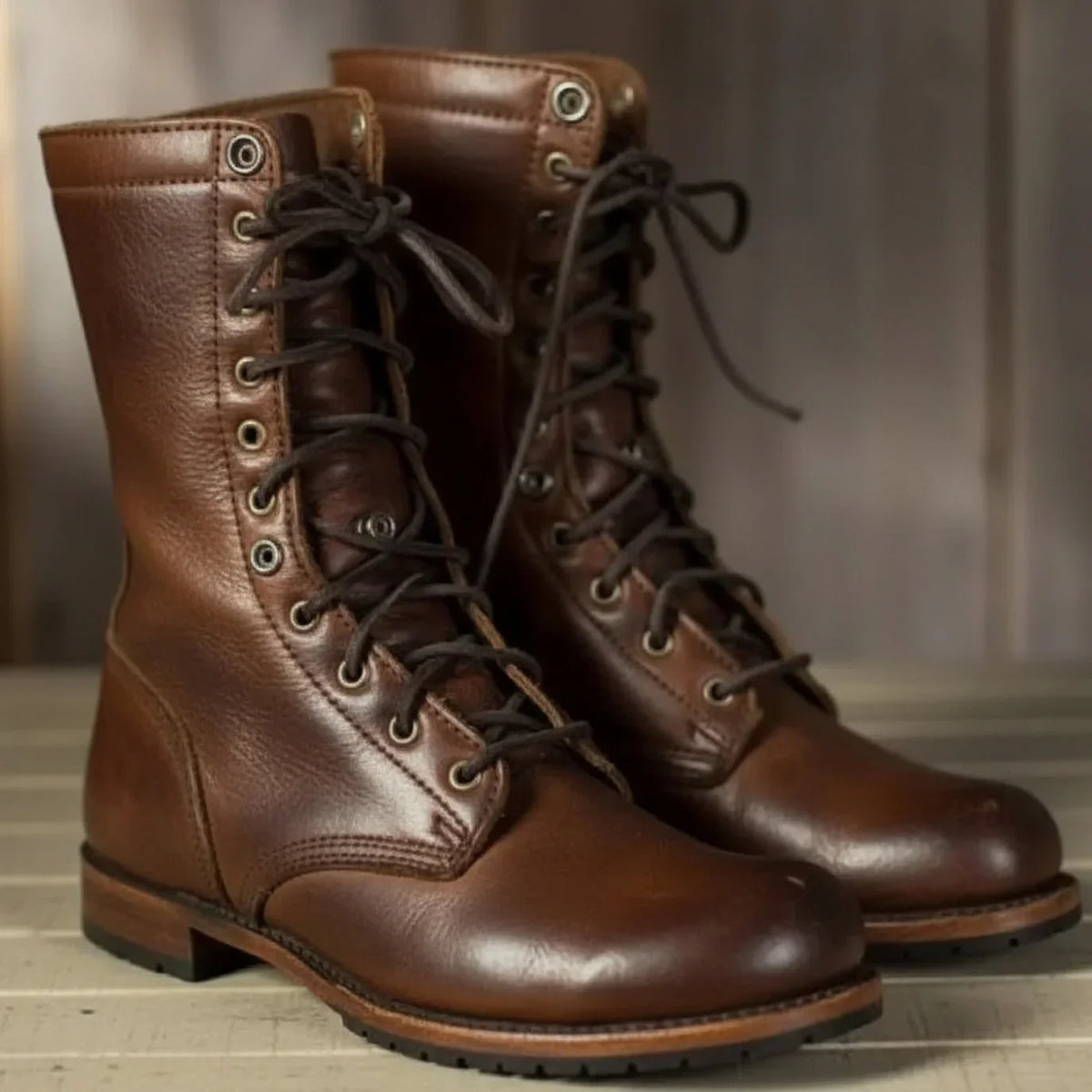 Braune Combat Boots aus Leder für Damen, wadenhoch und mit Schnürung
