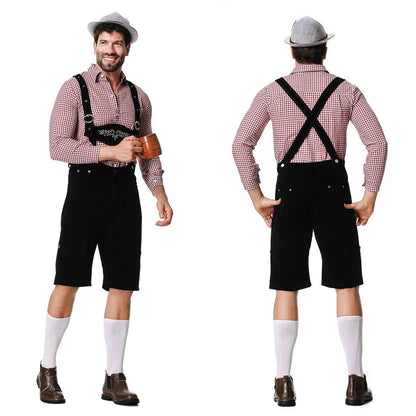 Mann in traditioneller bayerischer Tracht mit Lederhose, kariertem Hemd und Hut, hält Bierkrug. Oktoberfest, deutsche Kultur, Trachtenmode.